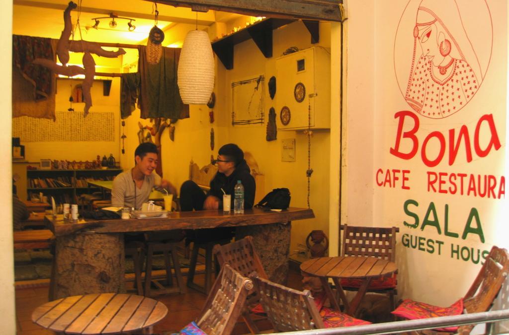 Bona Cafe Restaurant & Sala Guest House Varanasi Exterior photo